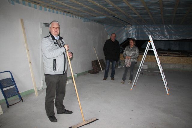 Großer Raum Obergeschoss: Reiner Klintworth vom Heimatverein plant den Umzug des Heimatmuseums in das neue Dorfgemeinschaftshaus. Marianne Wiebusch und Helmut Höft (Hi.) unterstützen das Vorhaben