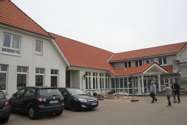 Das Gemeinschaftshaus (re.), eine ehemalige Dorfschule, wurde an den Kindergarten (li.) angebauut