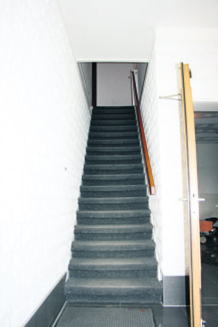 Nur über diese steile Treppe kann Masuda Soumma ihre Wohnung erreichen laut Barmer GEK ist Treppensteigen nach einer Knie-OP aber möglich