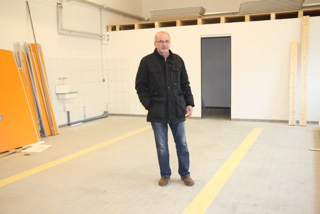 Ortsbrandmeister Helmut Höft in der neuen Feuerwehr-Fahrzeughalle
