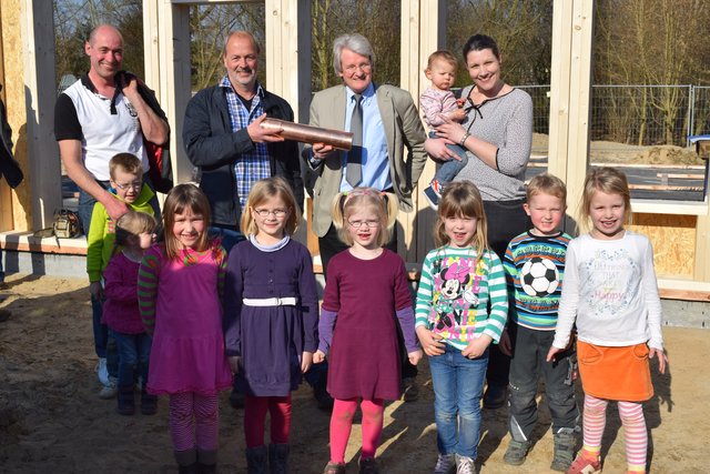 Feierten die Grundsteinlegung: Leiterin der AWO-Kindertagesstätte Glaudia Lorenz, Uwe Harden und Architekt Thomas Block (hi., v. re.) mit den Besuchern und Kindern der Tagesstätte