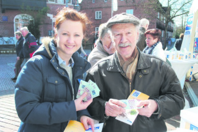 Angelina Gastvogel von der Stadtverwaltung erklärte Manfred Lahrs, wie er seine ISEK-Taler einsetzen kann