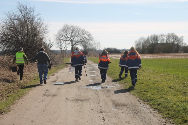 Die Helfer befreiten unter anderem die Feldwege in und um Apensen von Müll | Foto: Jugendfeuerwehr Apensen