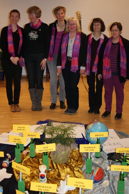Das Vorbereitungsteam (v. li.): Johanna Spreckels, Kristina Burdorf, Martina Reil, Ute Jungclaus, Rita Maiwald und Pastorin Susanne Franz. Im Vordergrund: ein Schaubild des Inselstaates Bahamas | Foto: Kirsten Heinsohn