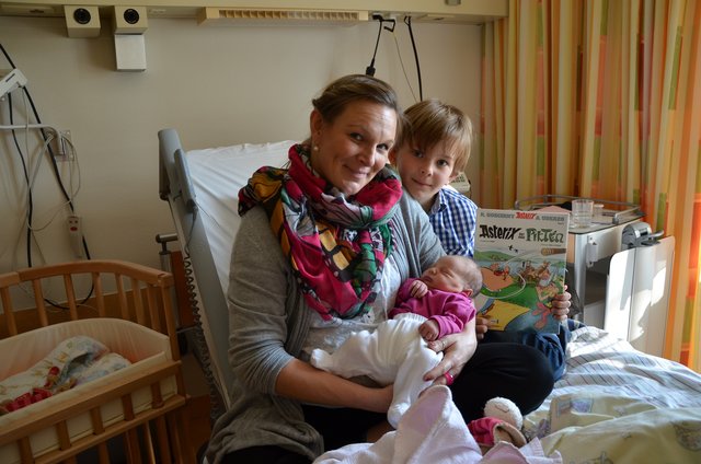 Marlin Langholz liest im Asterix-Heft, während seine Mama Melanie mit der neugeborenen Mia beschäftigt ist | Foto: Krankenhaus