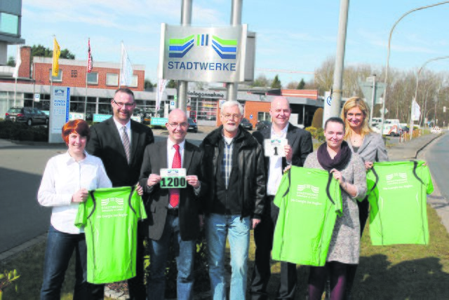 Klaus Fischer (Mitte) freute sich über das Engagement der Stadtwerke mit (v. li.) Stefanie Köhn, Jan Löwner, Marek Wilken, Mathies Eik, Lena Sollner und May-Britt Deuse