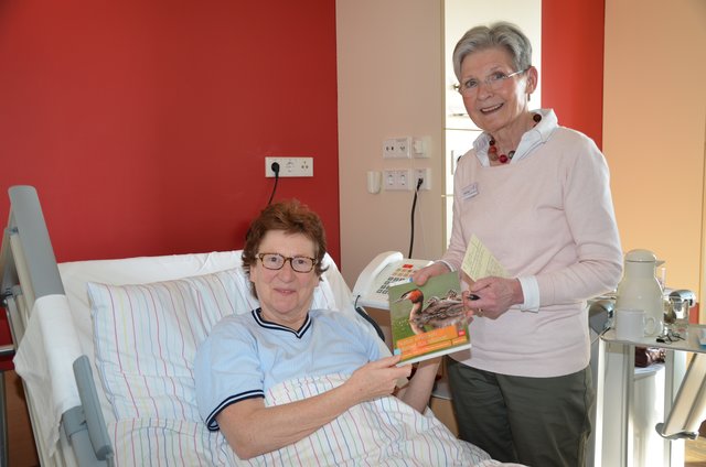 Ein Buch für Naturfreundin Angelika Busch | Foto: Krankenhaus