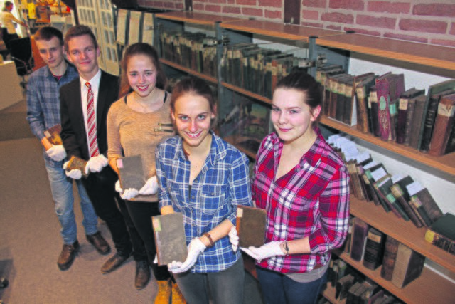 Buch-Präsentation mit weißen Handschuhen: Anne Heitmann, Maiken Jürs, Sabrina Rauch, Julian Auer und Henning Jürs (v.re.)