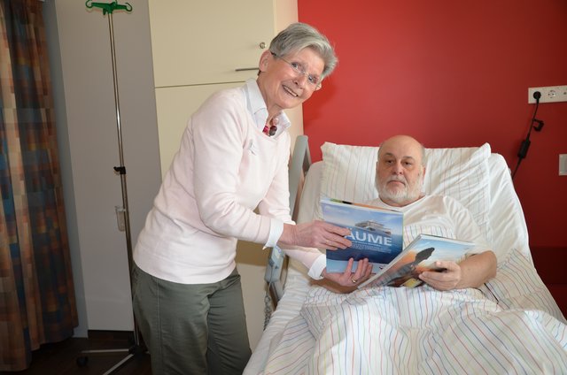 Werner Wiesmaier interssiert sich für Geo-Hefte | Foto: Krankenhaus