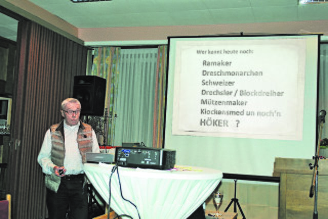 Beim Vortrag: Von den alten Berufen, die Hans Dieter Müller vorstellte, ist "Höker" noch am geläufigsten