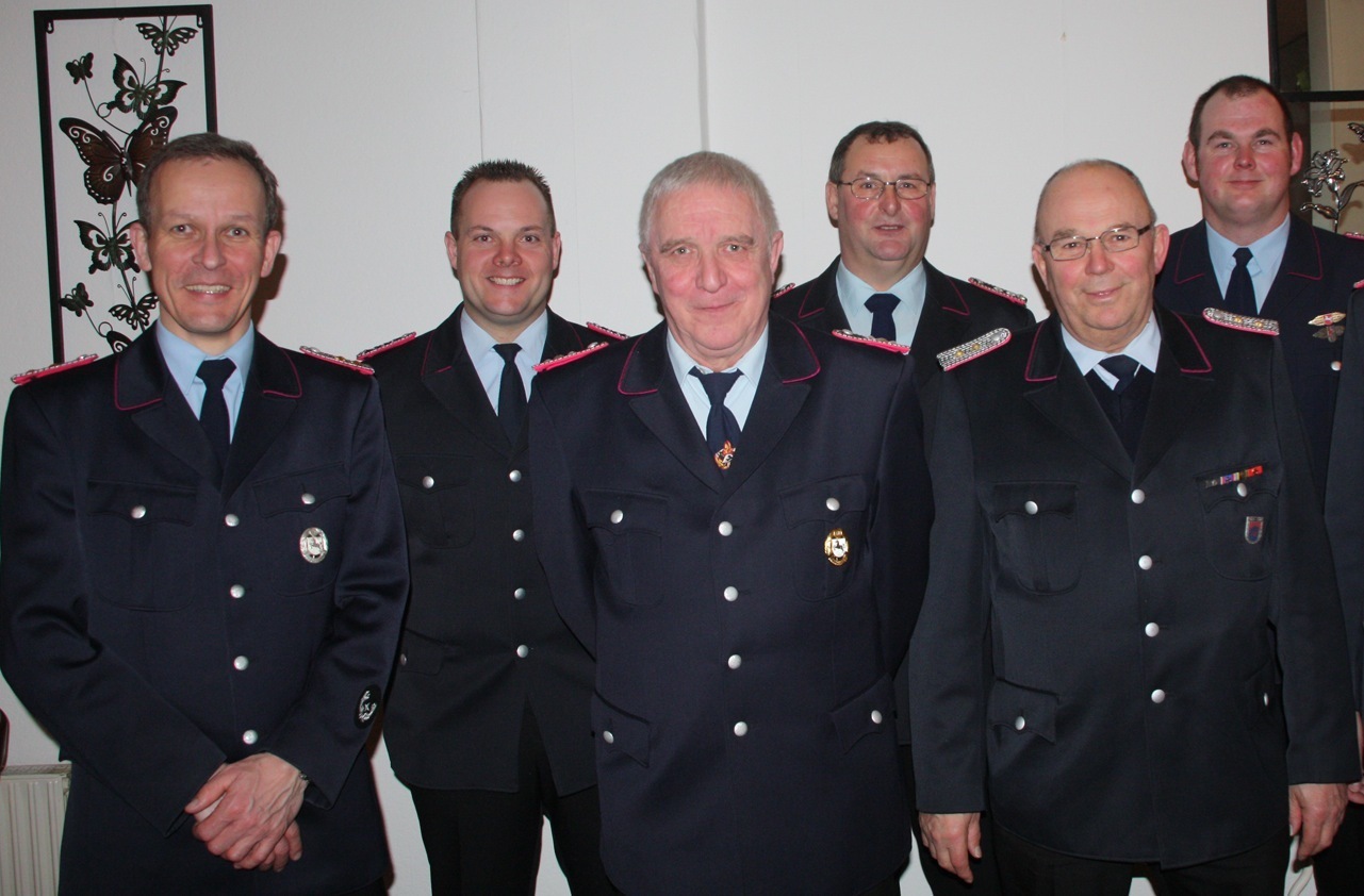 Geehrte, Beförderter und Gratulanten (v. li.): Gemeindebrandmeister Stephan Martens, Lasse Pahl, Horst Schrader, Ulrich Bruns, Rolf Meyer und Sören Brendel