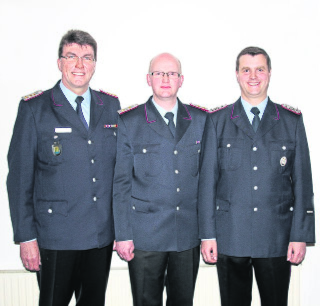 Stadtbrandmeister Helmut Kuntze (v. li.) gratulierte Christoph Sander und Horst Homann zur Wiederwahl