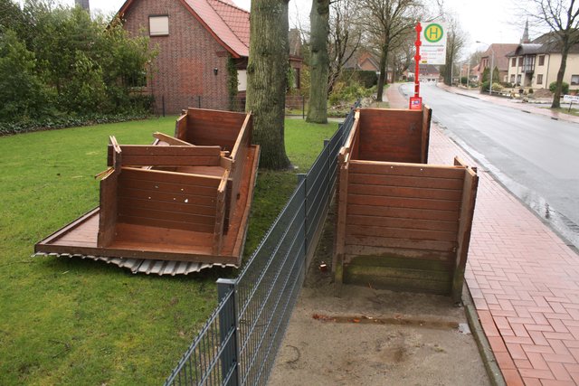 Wartehäuschen im Cabrio-Stil: Das Dach wurde vom Sturm erfasst und landete in Nachbars Garten | Foto: jd