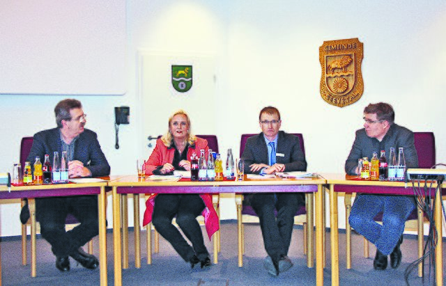 Hatten keine guten Nachrichten (v. li.): Uwe Pesel, Leiter der Tiefbauabteilung, Bürgermeisterin Martina Oertzen, Bauamtsleiter Gerd Rexrodt und Ingenieur Thorsten Löwe