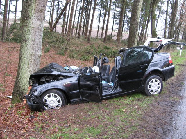 Schwer verletzt wurde der Fahrer dieses Pkw, als ein umstürzender Baum das Fahrzeug traf | Foto: Feuerwehr