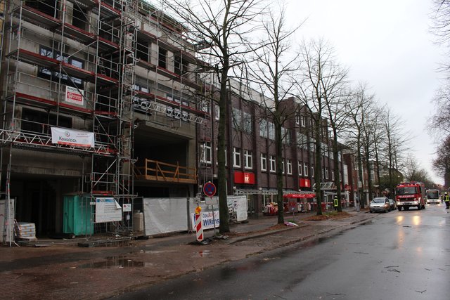 Die Feuerwehr riegelte ein Stück der Bahnhofstraße in Buxtehude ab. Das Baugerüst stand, doch Bauteile drohten vom Dach des Hauses zu stürzen