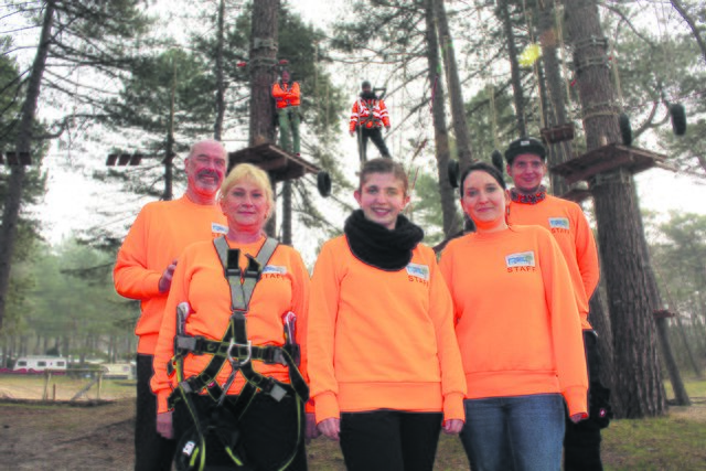 Das Team vom Kletterpark (v.li.): Günther Hülß und Silvia Thamm mit ihren Mitarbeitern Yannick, Tanja und Liska sowie Jonas und Zouher (re.) in luftigen Höhen
