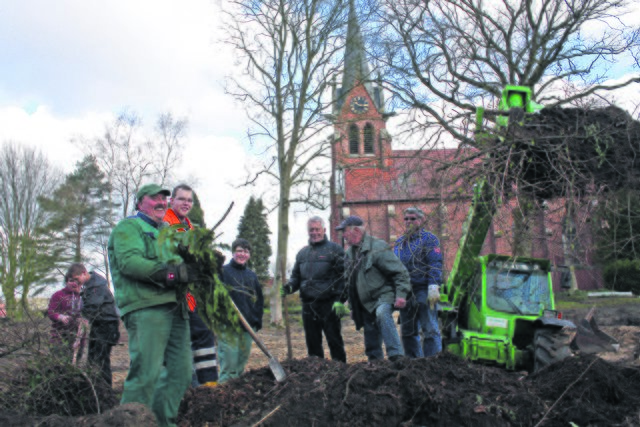 Viele fleißige Hände: Ehrenamtliche Helfer bereiten den Ahlerstedter Kirchplatz für die Neugestaltung vor