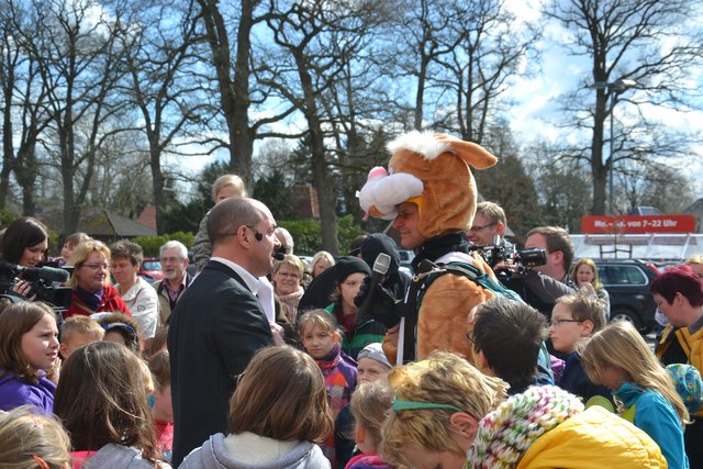 Jörg Peiffer und die Kinder begrüßen den Osterhasen Yorck nach seiner Landung