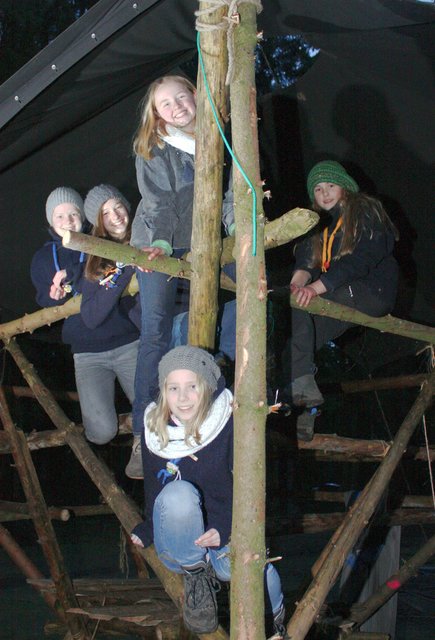 Abenteuerlustige Pfadfinderinnen: Leonie (vorn), Nina, Annemarie, Lotta und Anna (v.li.)