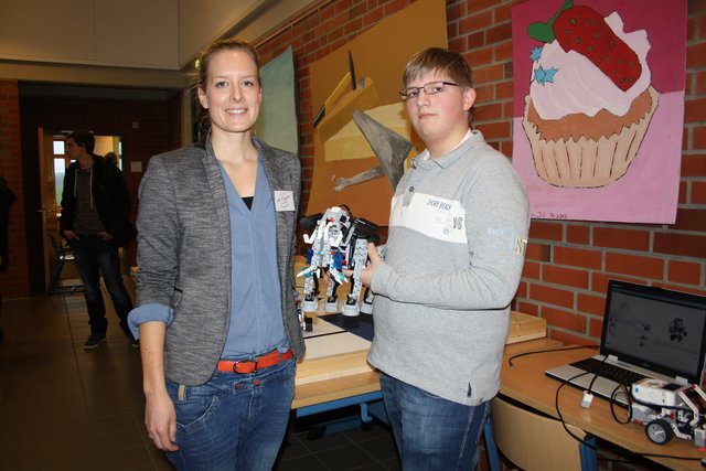 Schulleiterin Marthe Pünjer zusammen mit Maximilian  von der Robotik-AG