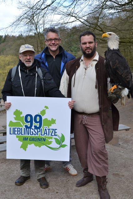 Die Botschafter der Kampagne: Dieter Westphal vom NABU Stelle (li.) sowie Schauspieler und Sänger Kai Bronisch (Bürger- und Verkehrsverein Handeloh) mit Falkner Thomas Wamser