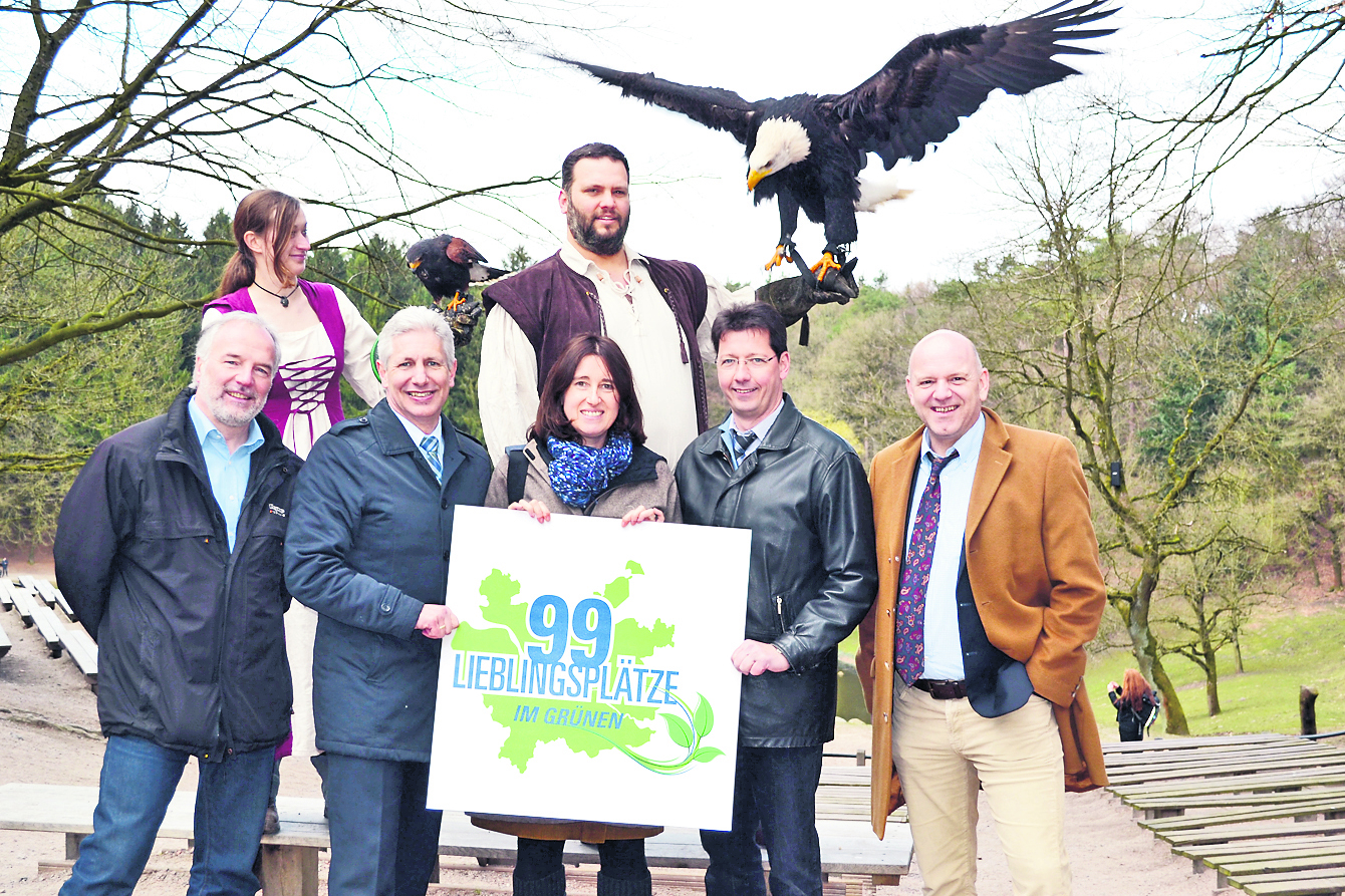 Bei der Präsentation der 99 Lieblingsorte im Grünen: die Falkner Janine Röhrs mit Wüstenbussard Tarzan und Thomas Wamser mit Weißkopfseeadler Zeus sowie (vorne v. li.): Jens Kowald (Flusslandschaft Elbe), Landrat Rainer Rempe, Tanja Blätter (Metropolregion Hamburg), Wildpark-Geschäftsführer Arne Vaubel und Ulrich von dem Bruch (Lüneburger Heide GmbH)