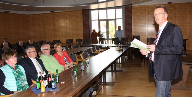 Wahlleiter Bernd Meinke verkündet das Ergebnis