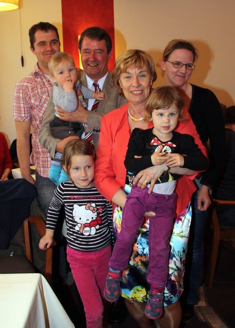 Die Familie war selbstverständlich auch auf der "Wahlparty": Rainer Schlichtmann feiert mit Ehefrau Ulrike, Sohn Björn, Schwiegertocher Katja und den Enkelkindern seinen Erfolg
