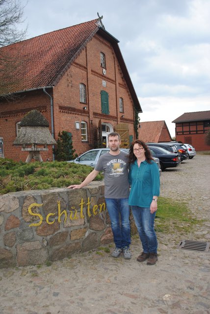 Auf der Zufahrt zum Schüttenhof in Lübberstedt: die neuen Besitzer Peter und Carola Schulz