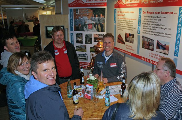 Ein netter Klönschnack am Stand von Dachdeckermeister Jens Löhden