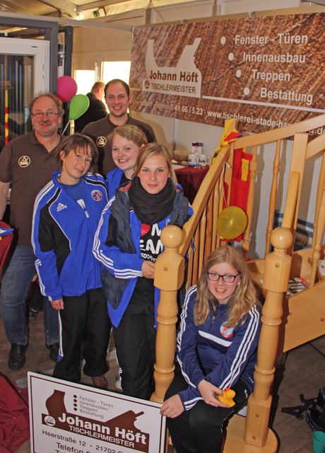 Die A/O-Kickerinnen besuchten ihren Sponsor: Stephi Vagts, Verena Höft, Jessica Viebrock und Lara Mehrkens (v.li.) am Stand von Tischlermeister Johann Höft und seinem Sohn Tobias