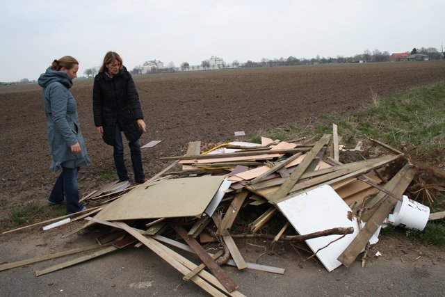 Not amused: Nicole Pfeiffer und Britta Buchholz begutachten den neuen Müllhaufen, den sie entsorgen müssen