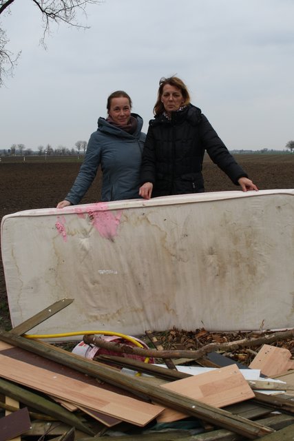 Eklig: Nicole Pfeiffer und Britta Buchholz müssen die verschmutzte Matratze entsorgen, die andere Leute einfach an den Straßenrand geworfen haben
