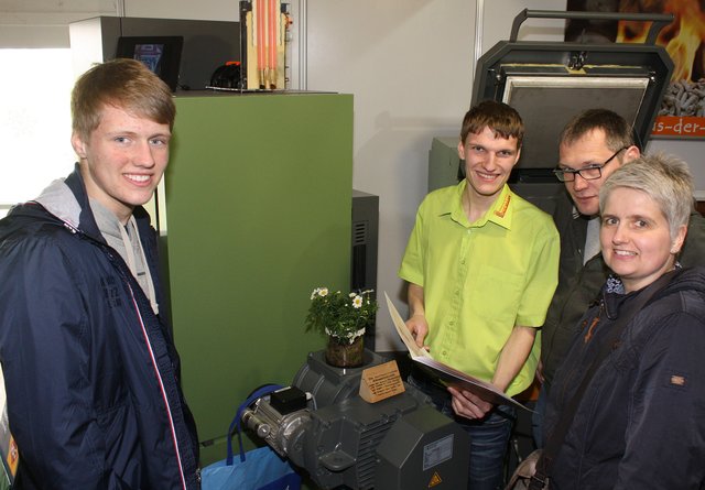 Petra, Olaf (2.v.re.) und Benjamin Dunker aus Mulsum informierten sich am Stand der Firma Niemann von Nils Wege über die Vorteile einer Hackschnitzel-Heizung beraten