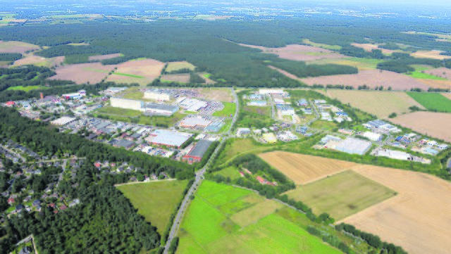 Das Gewerbegebiet in Buchholz mit „Möbel Kraft“ | Foto: www.luftbild.fotograf.de