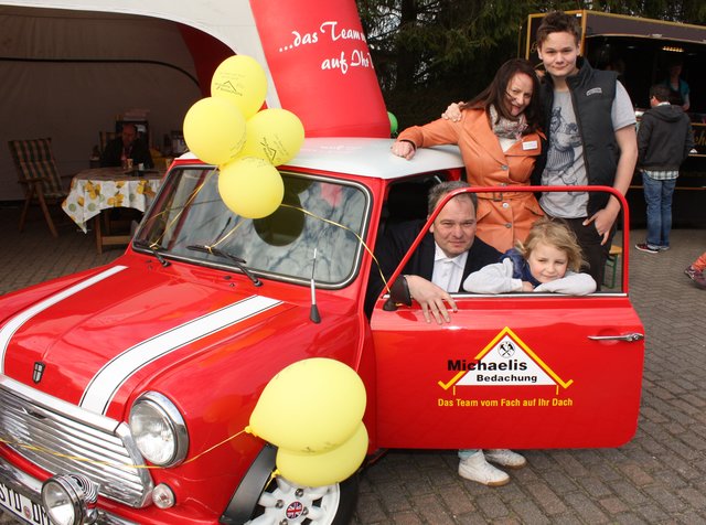 Kleiner Flitzer mit Firmenlogo: Dachdeckermeister Thomas Michaelis mit Familie