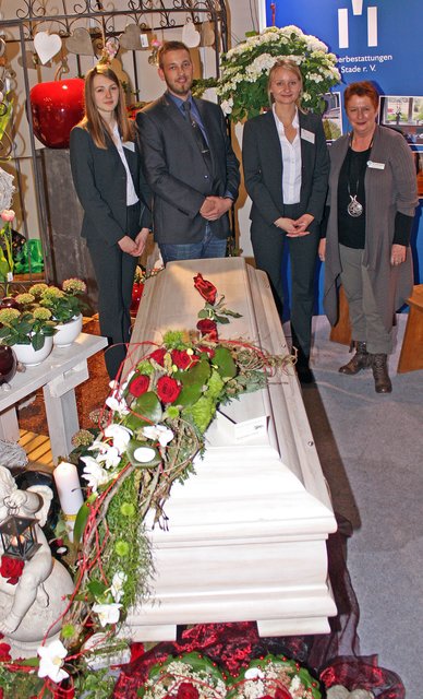 Ein ungewöhnlicher "Blickfang" für eine Ausstellung: Oliver Dreist von "Bestattungen Tibcke" sowie Aileen Müller, Inga Siemers und Anke Sohrs (v.li.) dekorierten ihren Messestand mit einem Sarg