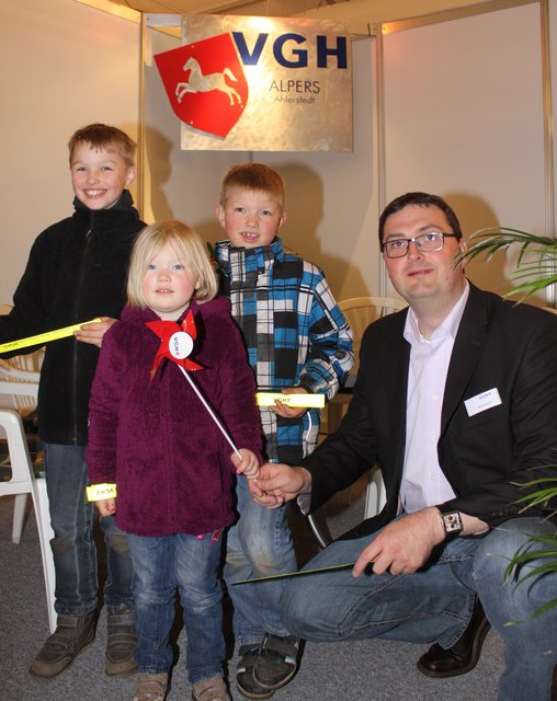Bernd Alpers hatte auch für die jungen Besucher etwas in petto: Simon, Rieke und Henrik (v.li.) freuten sich über das kleine Präsent