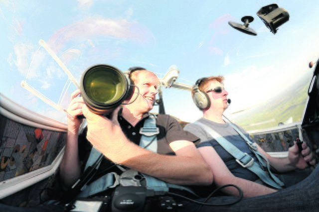 Selber fliegt Martin Elsen nicht. Hier quetscht er sich mit Pilot Dennis Hannemann vom Fliegerhorst in Agathenburg in das enge Cockpit des Motorseglers. Auf ca. 20 Flugtage kommt Elsen im Jahr | Foto: www.luftbild.fotograf.de