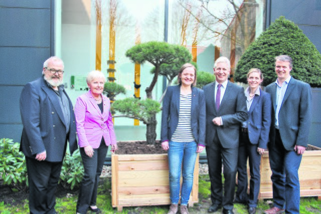 Bei der Eröffnung (v. li.): Museumsdirektor Rolf Wiese, Stiftungsratsvorsitzende Heike 
Meyer, Kuratorin Kerstin Thölke, Landrat Rainer Rempe, Simone und Bernhard von Ehren