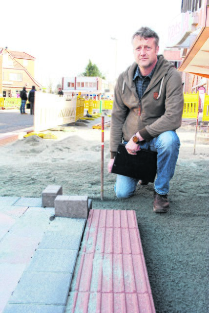 Bauamtsmitarbeiter Thorsten Milter vor dem neuen Blinden-Leitsystem