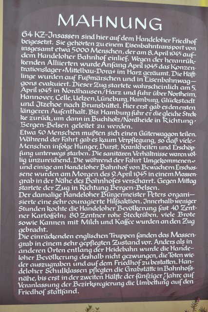 Diese Tafel erzählt die Geschichte der KZ-Flüchtlinge des Eisenbahntransportes in Handeloh