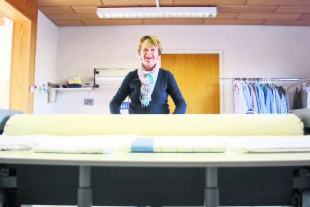 Die Heißmangel in Aktion. Die „große Bügelmaschine“ zieht über eine Rolle Textilien ein. Marlies Olbrich führt das Geschäft seit 15 Jahren in Jesteburg
