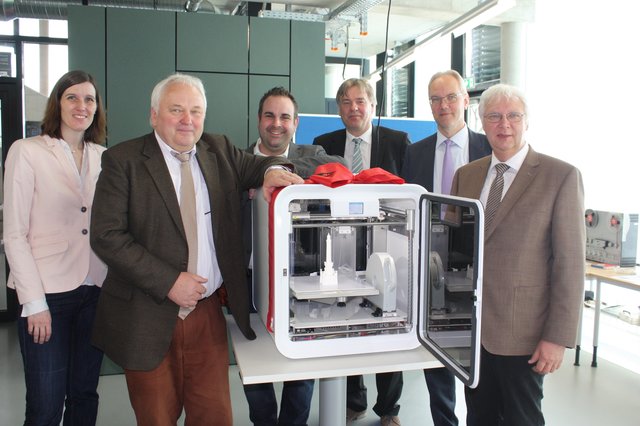 Freude bei der Übergabe des 3D-Druckers: (v. li.) Imke Winzer (Zukunftswerkstatt), Heiner Schönecke, Jan Bauer (Förderverein Zukunftswerkstatt), Dieter Bielert (3d-picture.net), Manfred Cohrs und Wilfried Seyer (beide WLH)