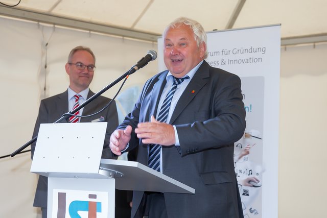 Einer der Höhepunkte im Wirken für die WLH: Heiner Schönecke (re.) - hier mit Aufsichtsratsvorsitzendem Manfred Cohrs - im vergangenen Jahr bei der Eröffnung des ISI-Gründerzentrums | Foto: WLH