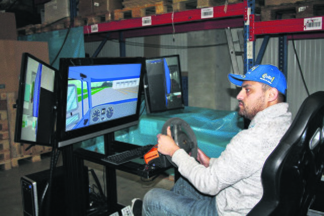 Samson Kujaj am Fahrsimulator