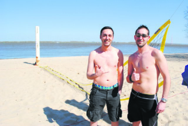 Die Spanier Roberto Cabre (38) und David Abdola (34) erholten sich von ihrer Schicht in Bassenfleth