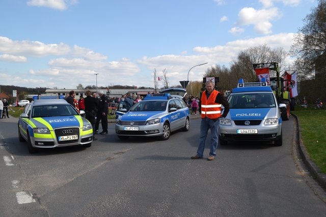 Der Protestzug wurde von Polizei und Feuerwehr begleitet