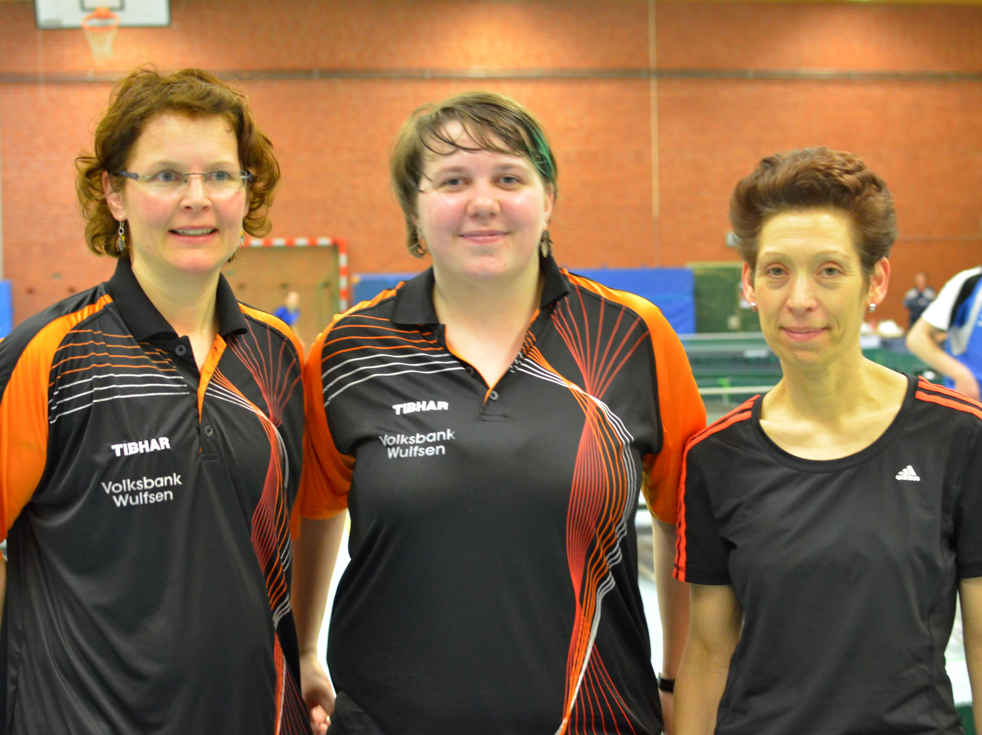 Das Team des TSV Auetal holte den Bezirkspokal in der Damen-C-Klasse mit (v.l.): Stefanie Martin, Lena Schrötke, und Ute Wieczorek